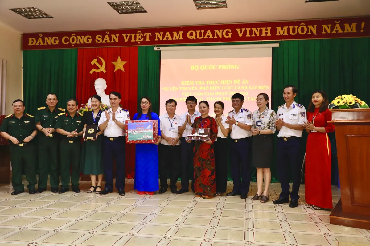 Tuyên truyền, phổ biến Luật Cảnh sát biển giúp ngư dân hoạt động an toàn, hiệu quả - Ảnh 7. Tuyên truyền, phổ biến Luật Cảnh sát biển giúp ngư dân hoạt động an toàn, hiệu quả - Ảnh 7.