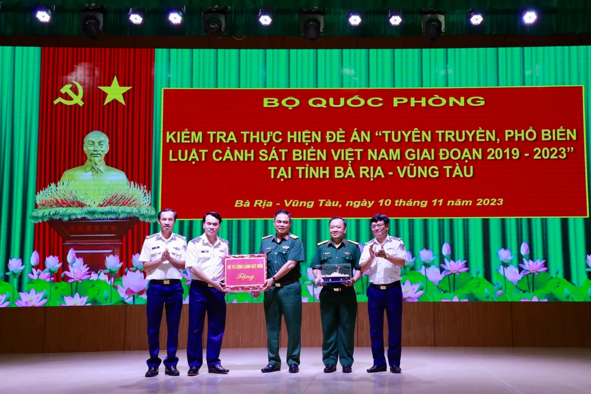 Tuyên truyền, phổ biến Luật Cảnh sát biển giúp ngư dân hoạt động an toàn, hiệu quả - Ảnh 4. Tuyên truyền, phổ biến Luật Cảnh sát biển giúp ngư dân hoạt động an toàn, hiệu quả - Ảnh 4.