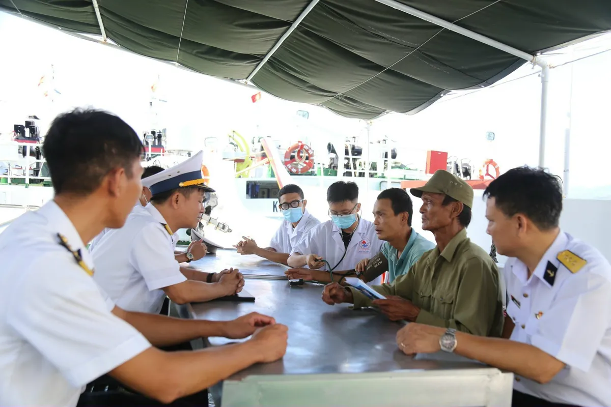 Vùng 4 Hải quân bàn giao ngư dân cho gia đình và địa phương - Ảnh 2.