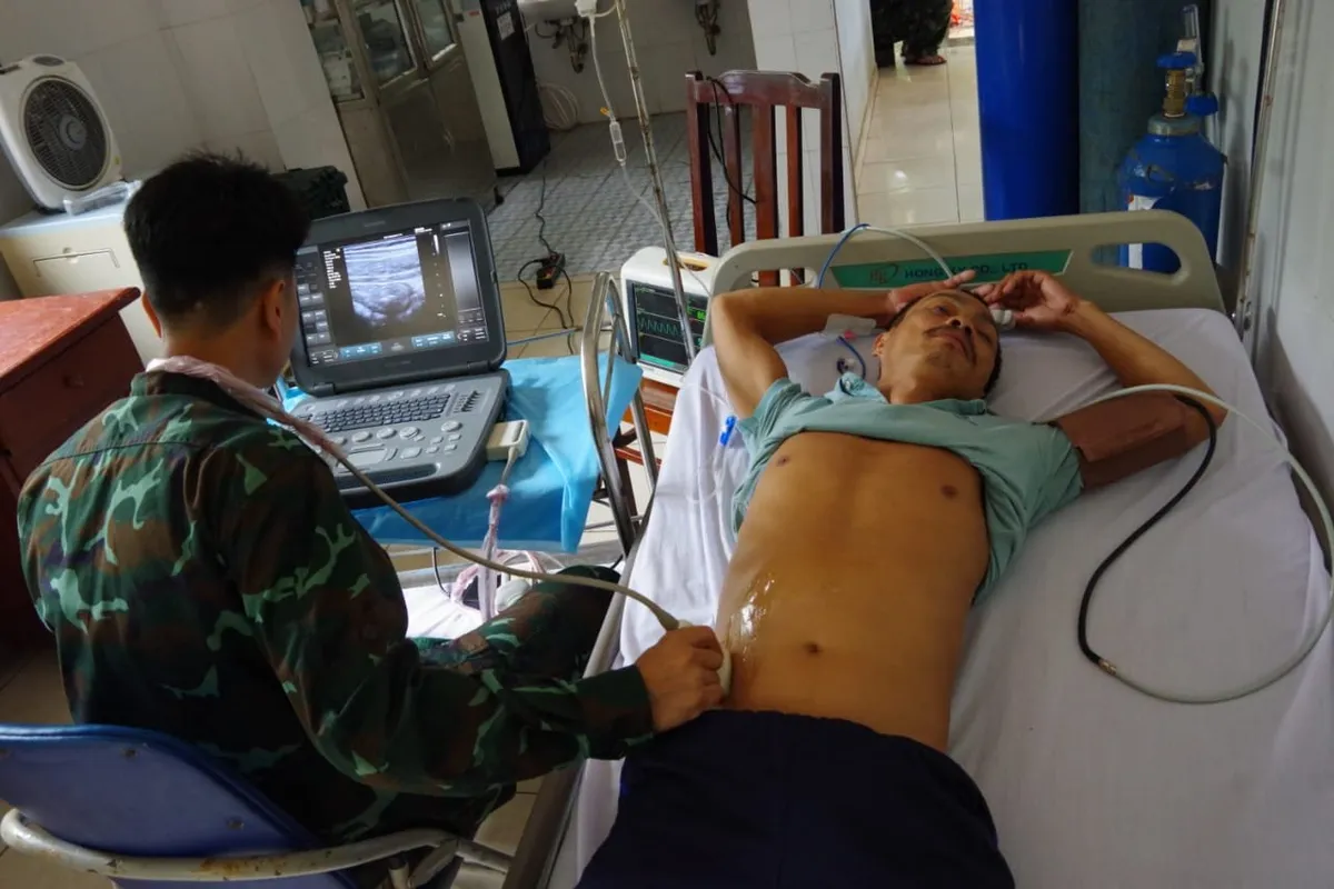 Vùng 4 Hải quân bàn giao ngư dân cho gia đình và địa phương - Ảnh 1.