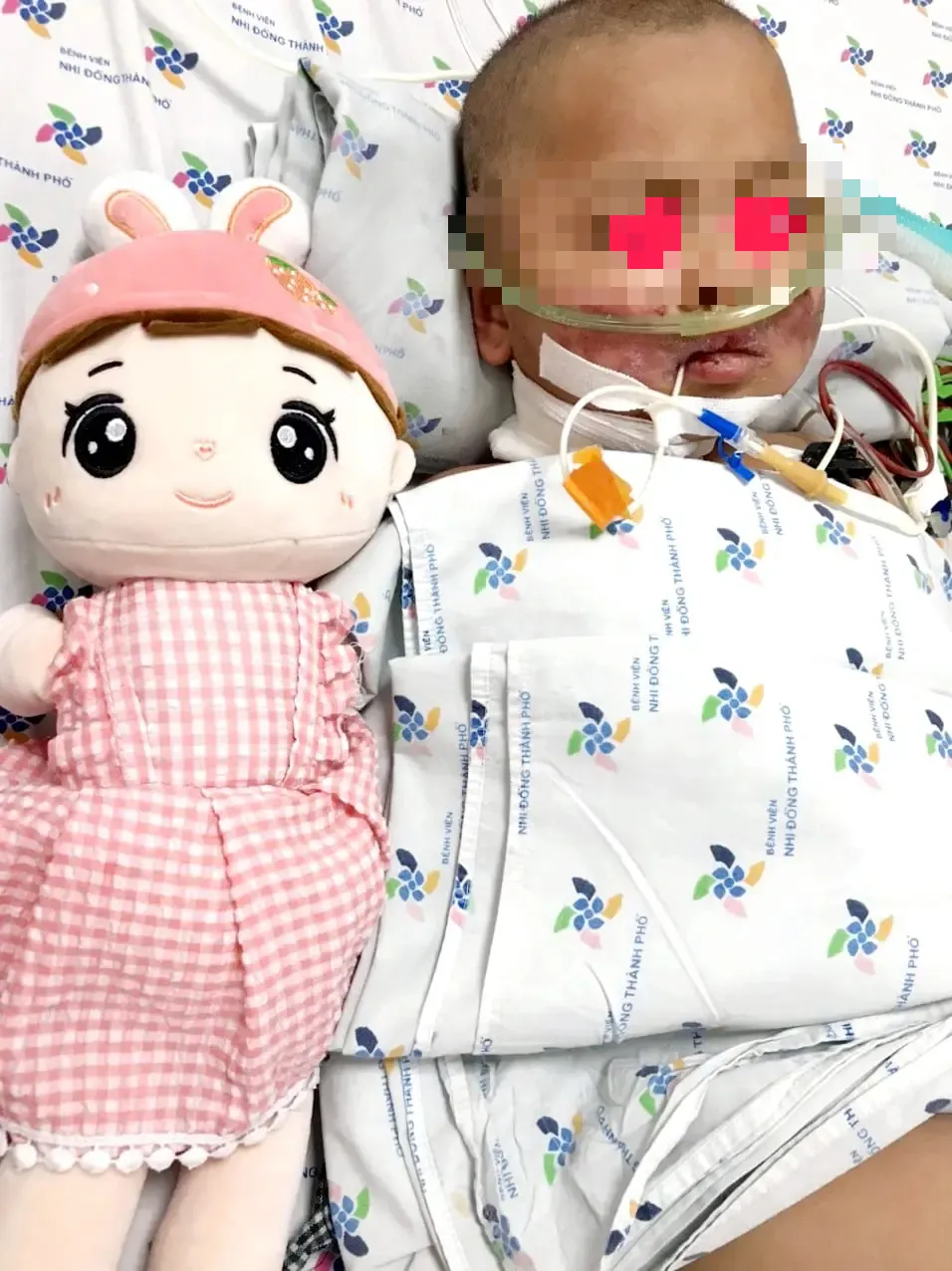 Bé trai nguy kịch do uống nhầm hóa chất trong chai nước - Ảnh 1.
