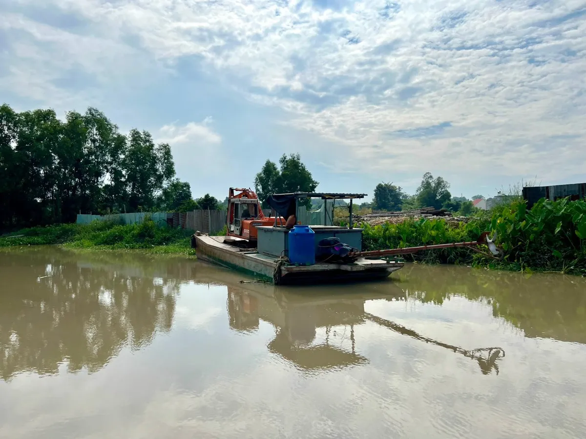 Bắt quả tang hai phương tiện hút đất trái phép trên sông Thị Tính - Ảnh 3.
