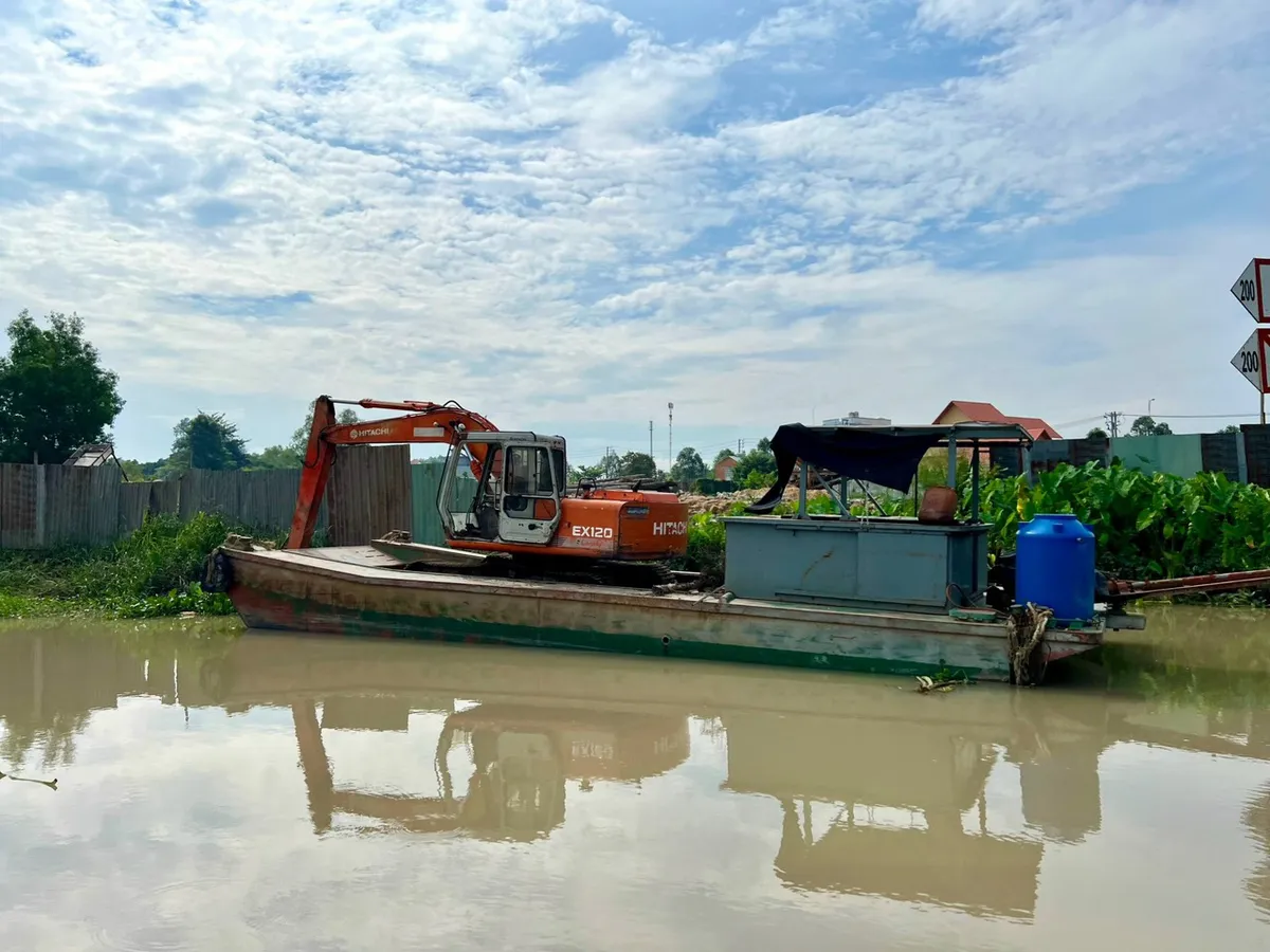 Bắt quả tang hai phương tiện hút đất trái phép trên sông Thị Tính - Ảnh 1.