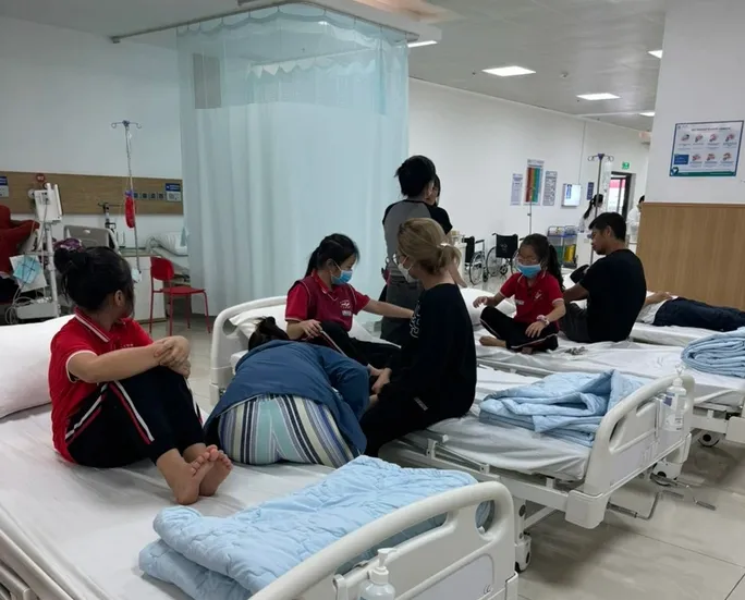Đắk Lắk: Nhiều học sinh nhập viện nghi ngộ độc thực phẩm - Ảnh 1.