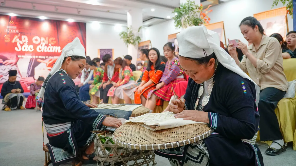 Trải nghiệm kỹ thuật vẽ sáp ong truyền thống trên vải của phụ nữ dân tộc Mông và dân tộc Dao - Ảnh 1.