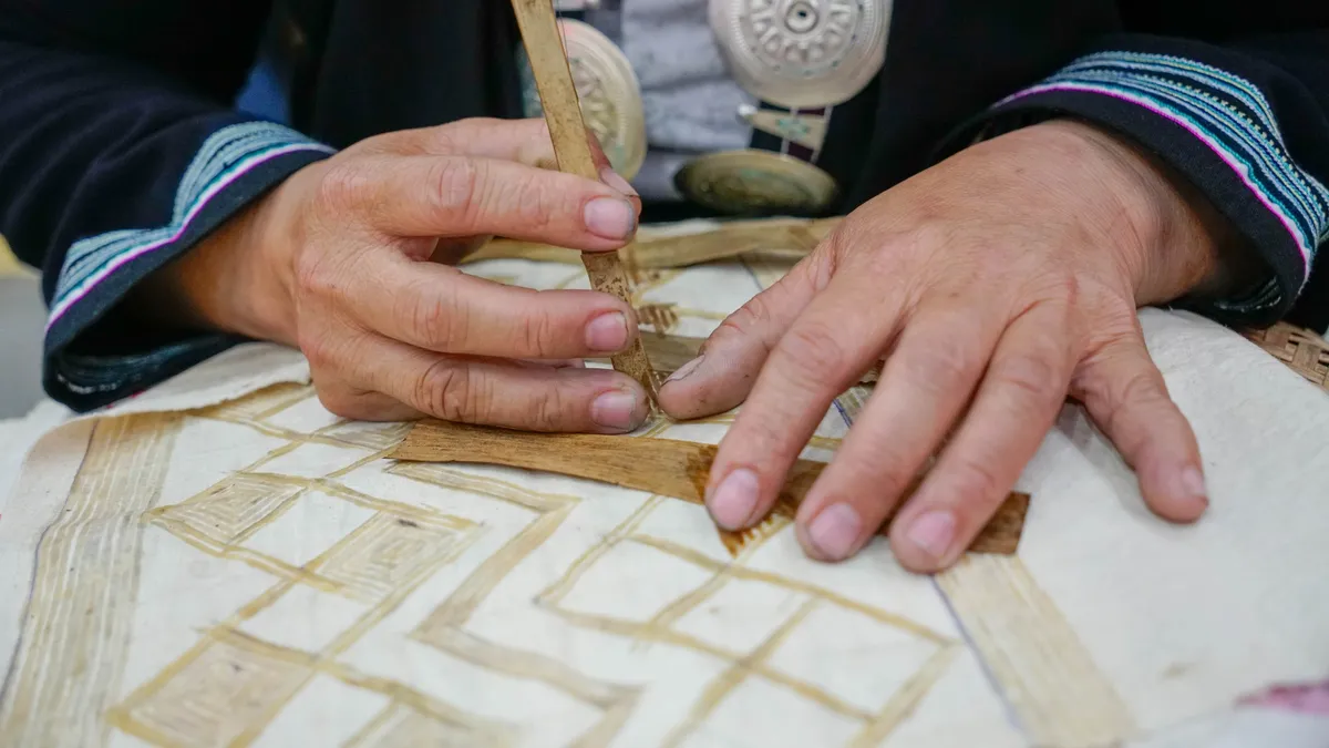 Trải nghiệm kỹ thuật vẽ sáp ong truyền thống trên vải của phụ nữ dân tộc Mông và dân tộc Dao - Ảnh 2.