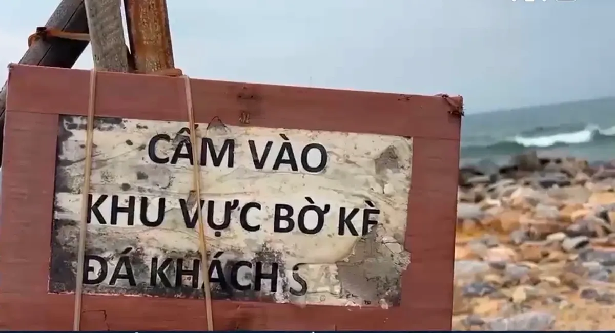 Ứng phó sạt lở bờ biển: Chạy theo sóng biển để giữ đất, giữ làng - Ảnh 2.