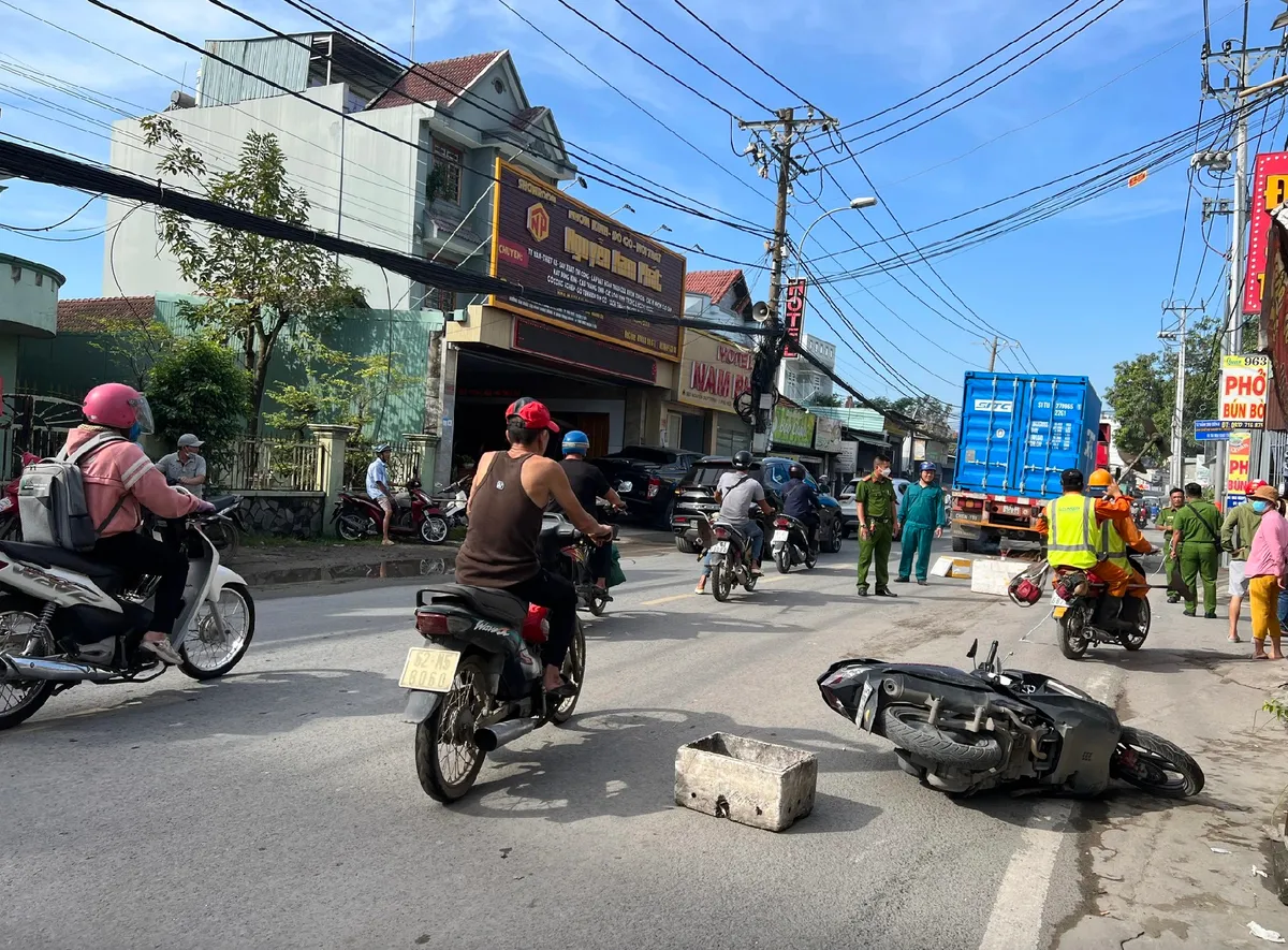 TP Hồ Chí Minh: Va chạm xe container, người vợ tử vong thương tâm - Ảnh 2.