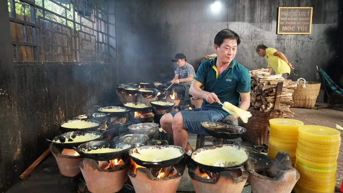 Câu chuyện của những người làm bánh xèo chay miễn phí cho du khách - Ảnh 1.