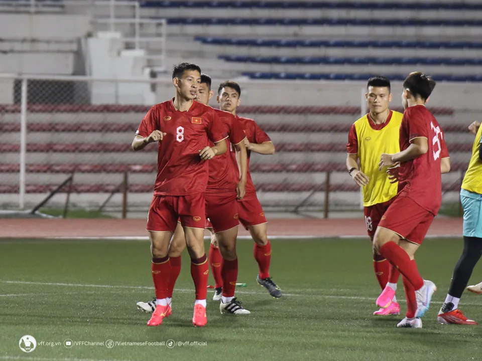 Đội tuyển Việt Nam tập trung cao độ trong buổi rèn quân đầu tiên trên sân Rizal Memorial - Ảnh 3. Đội tuyển Việt Nam tập trung cao độ trong buổi rèn quân đầu tiên trên sân Rizal Memorial - Ảnh 3.
