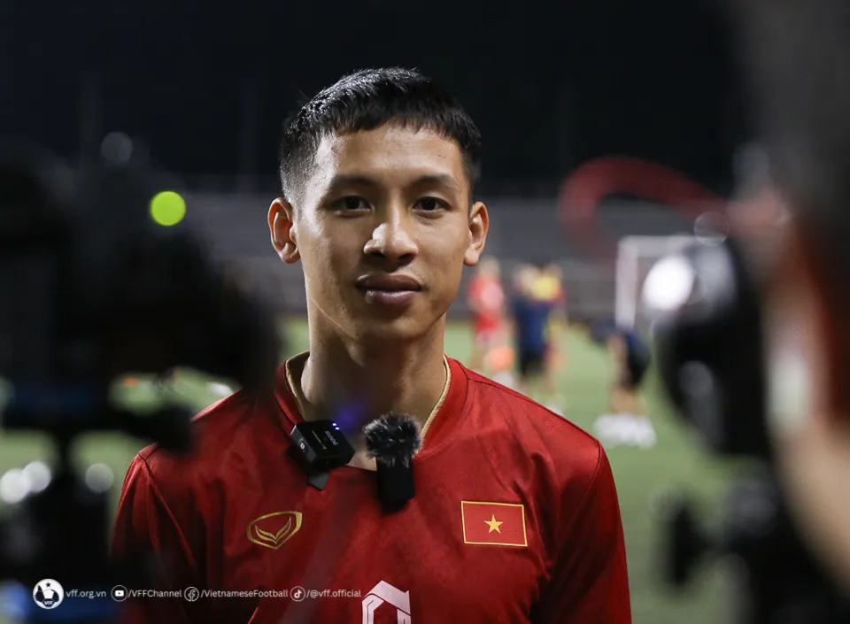 Đội tuyển Việt Nam tập trung cao độ trong buổi rèn quân đầu tiên trên sân Rizal Memorial - Ảnh 2. Đội tuyển Việt Nam tập trung cao độ trong buổi rèn quân đầu tiên trên sân Rizal Memorial - Ảnh 2.