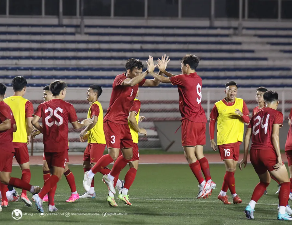 Đội tuyển Việt Nam tập trung cao độ trong buổi rèn quân đầu tiên trên sân Rizal Memorial - Ảnh 1. Đội tuyển Việt Nam tập trung cao độ trong buổi rèn quân đầu tiên trên sân Rizal Memorial - Ảnh 1.
