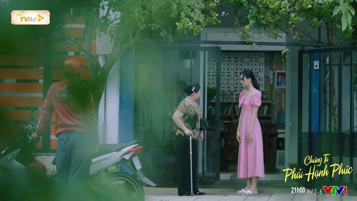 Ch&uacute;ng ta phải hạnh ph&uacute;c - Tập 3: Chủ nh&agrave; đến tận nơi đ&ograve;i tiền vợ chồng B&igrave;nh - Ảnh 1.