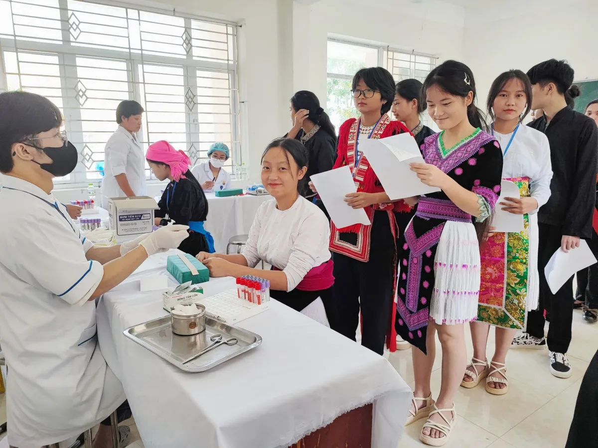 1.300 học sinh dân tộc của tỉnh Hà Giang được xét nghiệm sàng lọc tan máu bẩm sinh - Ảnh 1.