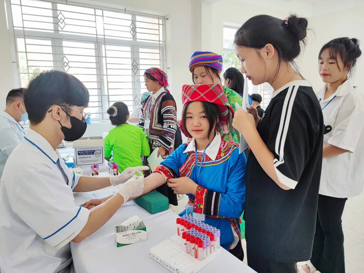 1.300 học sinh dân tộc của tỉnh Hà Giang được xét nghiệm sàng lọc tan máu bẩm sinh - Ảnh 2.