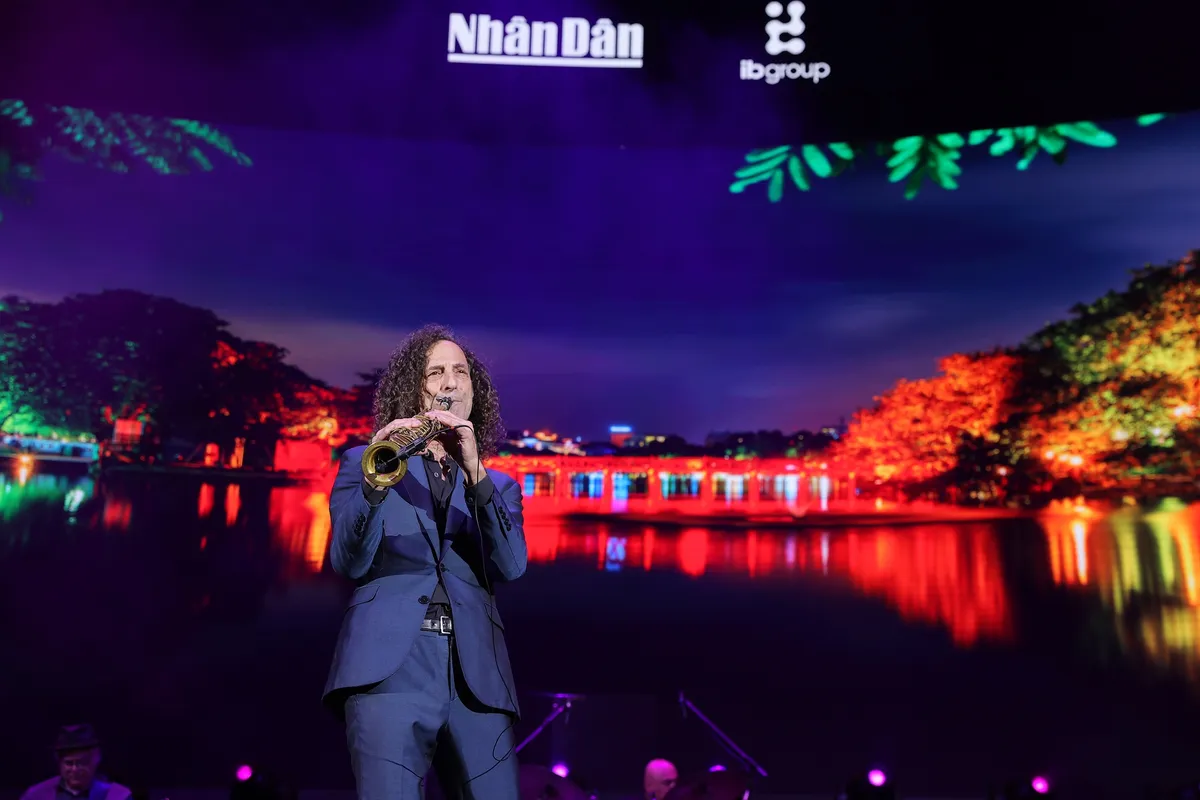 Kenny G nói tiếng Việt, chinh phục khán giả bằng những giai điệu bất hủ - Ảnh 3.