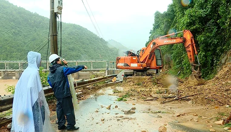 Nhiều tuyến đường sạt lở do mưa lớn - Ảnh 1.