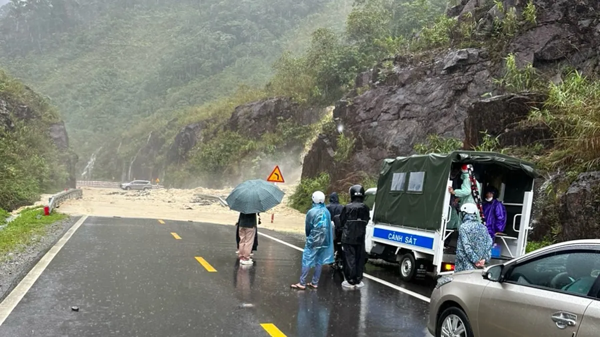 Sạt lở trên Đèo Khánh Lê nối Nha Trang - Đà Lạt, quốc lộ 27C bị ách tắc - Ảnh 2.