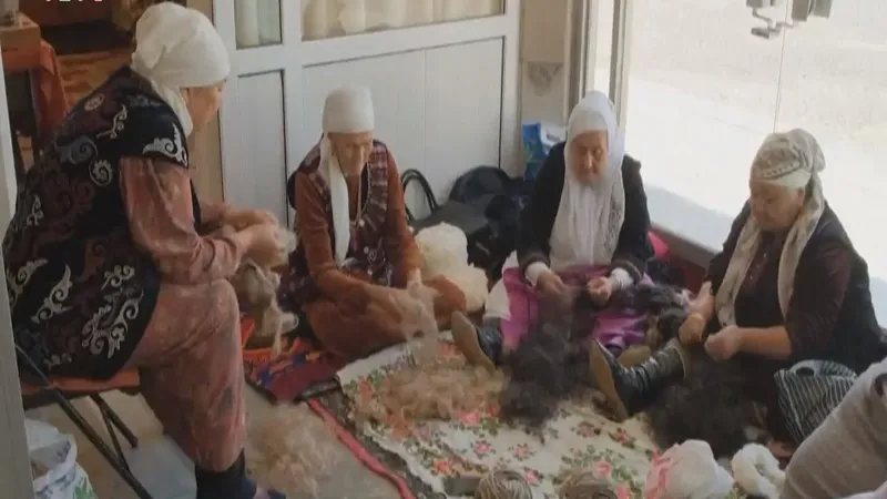 Những người b&agrave; vui vẻ bảo tồn nghề dệt thảm l&acirc;u đời tại Kyrgyzstan - Ảnh 1.