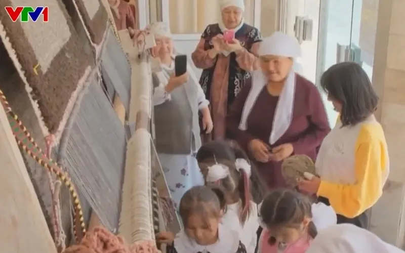 Những người b&agrave; vui vẻ bảo tồn nghề dệt thảm l&acirc;u đời tại Kyrgyzstan - Ảnh 2.
