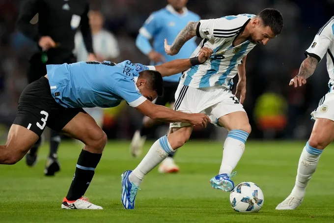 Messi gây thất vọng, ĐT Argentina thua trận trước ĐT Uruguay - Ảnh 1. Messi gây thất vọng, ĐT Argentina thua trận trước ĐT Uruguay - Ảnh 1.