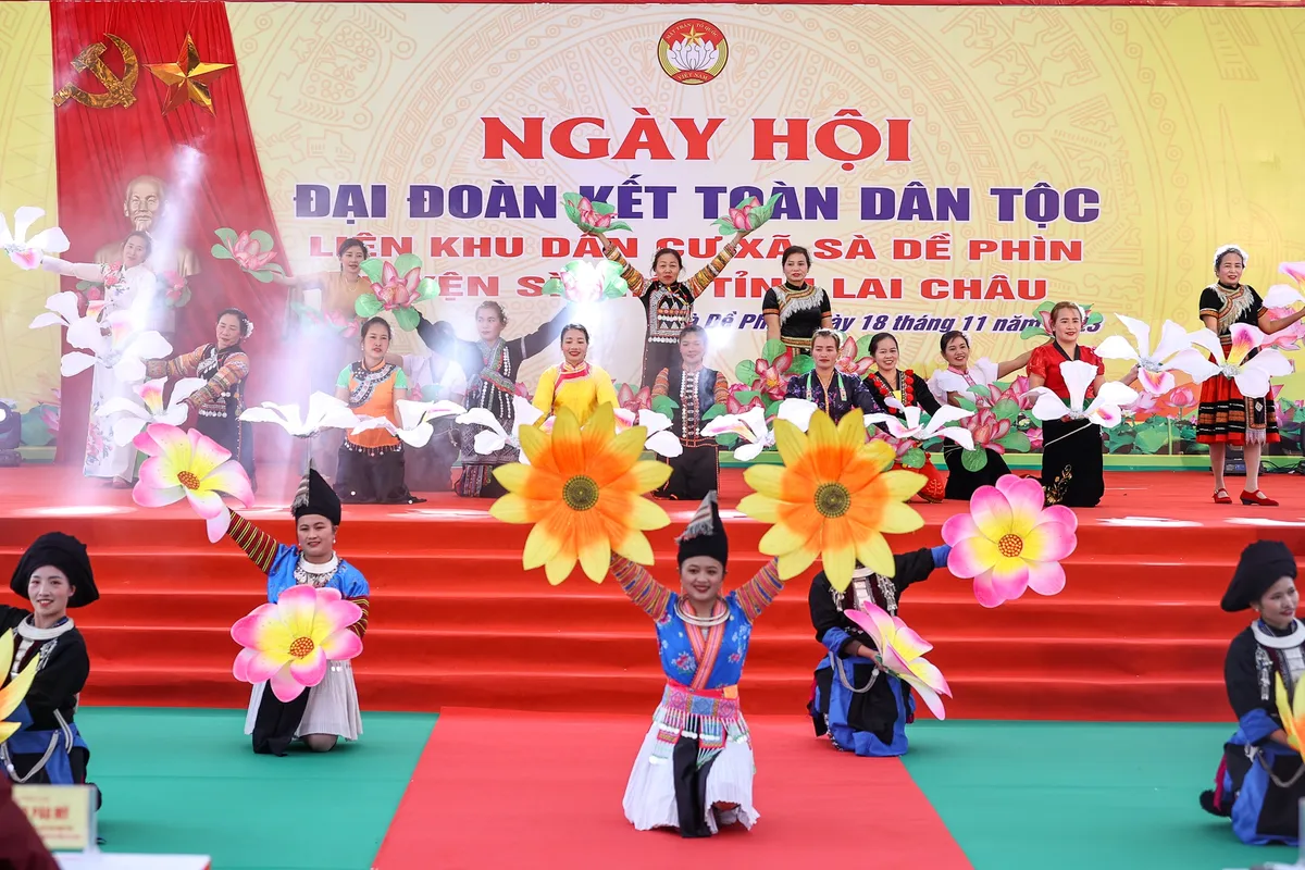 Thủ tướng chung vui Ngày hội đại đoàn kết cùng đồng bào các dân tộc tỉnh Lai Châu - Ảnh 4.