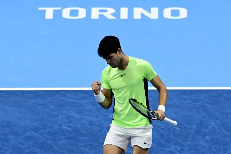 Vượt qua Medvedev, Alcaraz gặp Djokovic ở bán kết ATP Finals 2023 - Ảnh 1. Vượt qua Medvedev, Alcaraz gặp Djokovic ở bán kết ATP Finals 2023 - Ảnh 1.