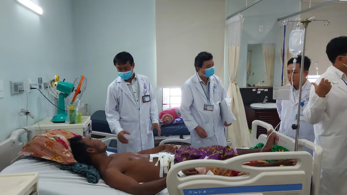Cứu kịp thời một người dân Campuchia bị trâu húc thủng bụng - Ảnh 1. Cứu kịp thời một người dân Campuchia bị trâu húc thủng bụng - Ảnh 1.