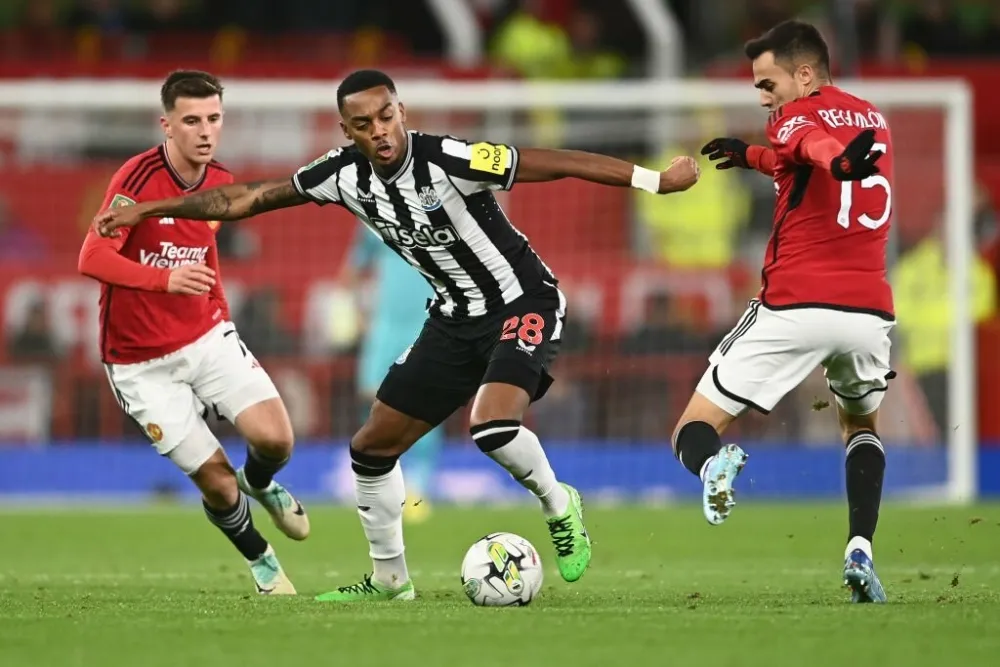 Thua đậm Newcastle, Man Utd thành cựu vương Cúp Liên đoàn Anh - Ảnh 1. Thua đậm Newcastle, Man Utd thành cựu vương Cúp Liên đoàn Anh - Ảnh 1.