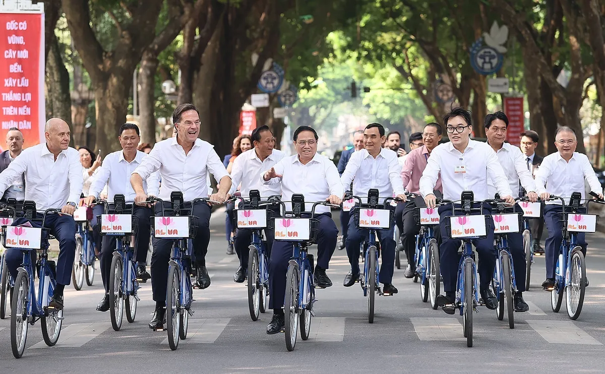 Thủ tướng Phạm Minh Chính và Thủ tướng Hà Lan cùng đạp xe dạo phố Hà Nội - Ảnh 5.