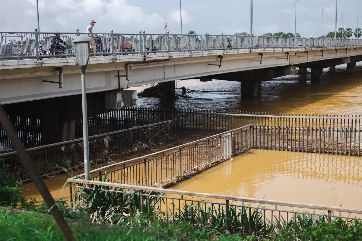 Hồi sinh cây cầu bạc tỷ xứ Huế sau cơn lũ lịch sử - Ảnh 2. Hồi sinh cây cầu bạc tỷ xứ Huế sau cơn lũ lịch sử - Ảnh 2.