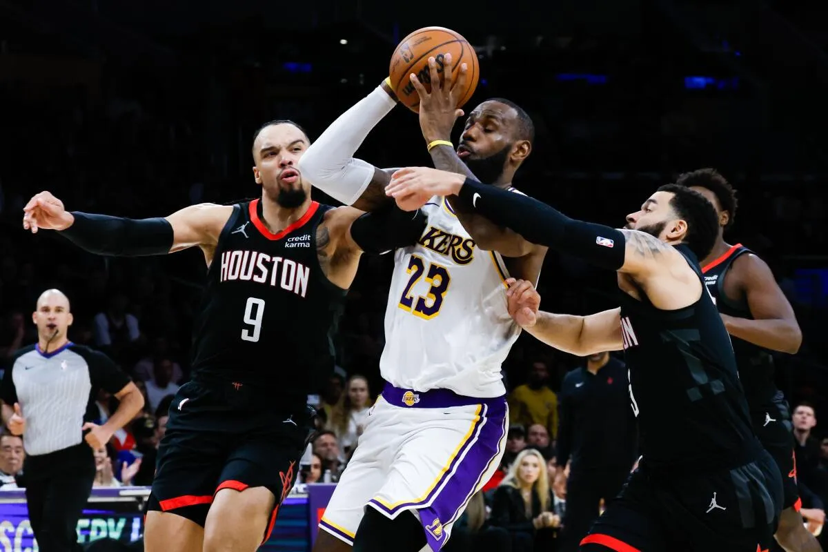 LeBron James tỏa sáng trong chiến thắng của Los Angeles Lakers - Ảnh 1. LeBron James tỏa sáng trong chiến thắng của Los Angeles Lakers - Ảnh 1.