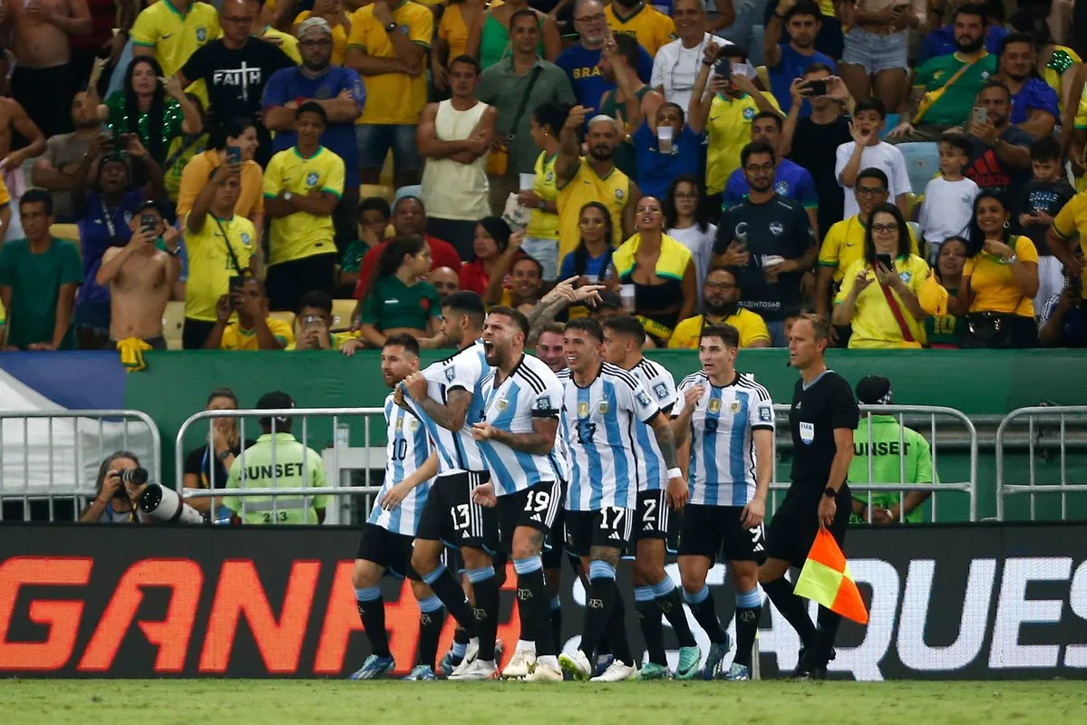 CĐV Argentina và Brazil ẩu đả trên khán đài, Messi gọi cả đội vào đường hầm - Ảnh 5. CĐV Argentina và Brazil ẩu đả trên khán đài, Messi gọi cả đội vào đường hầm - Ảnh 5.