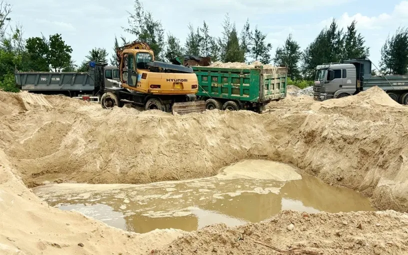 Núp bóng khu du lịch để hút cát bờ biển đi bán - Ảnh 1.