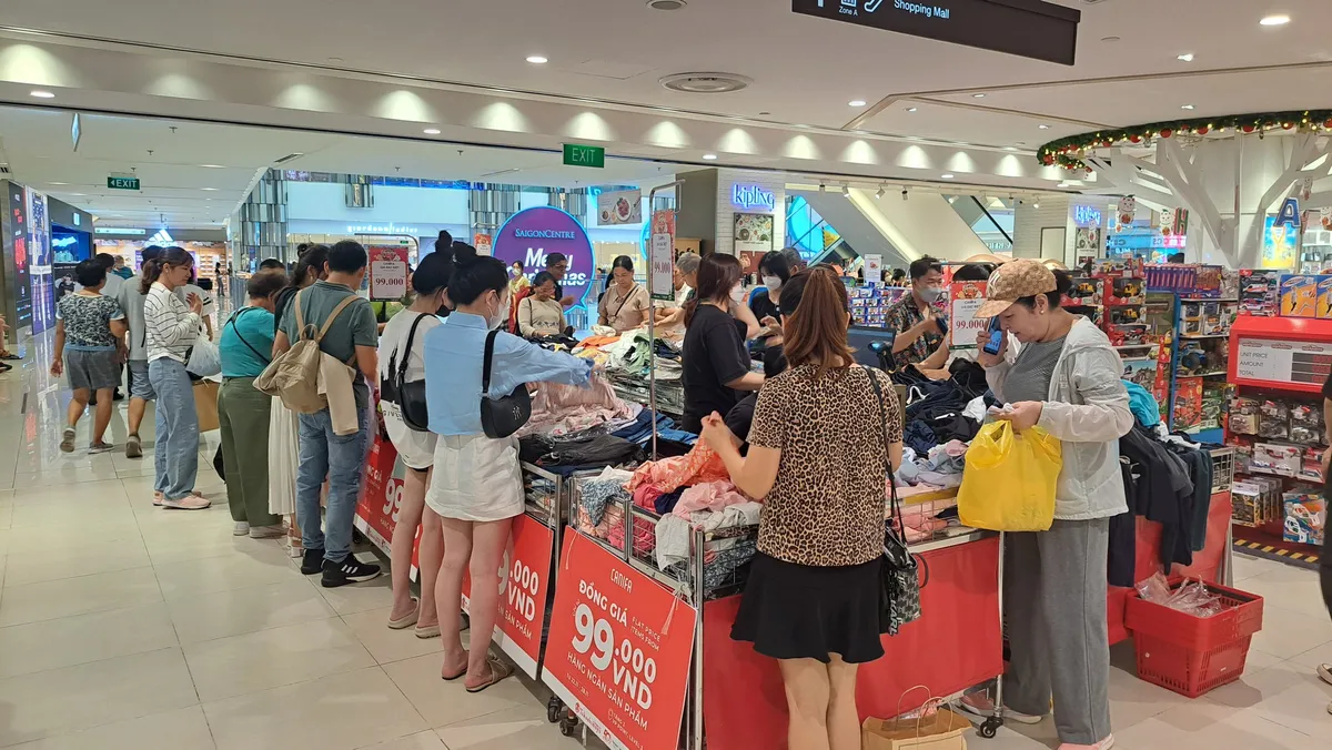 TP Hồ Chí Minh: Người tiêu dùng vẫn háo hức chờ đón Black Friday - Ảnh 1.