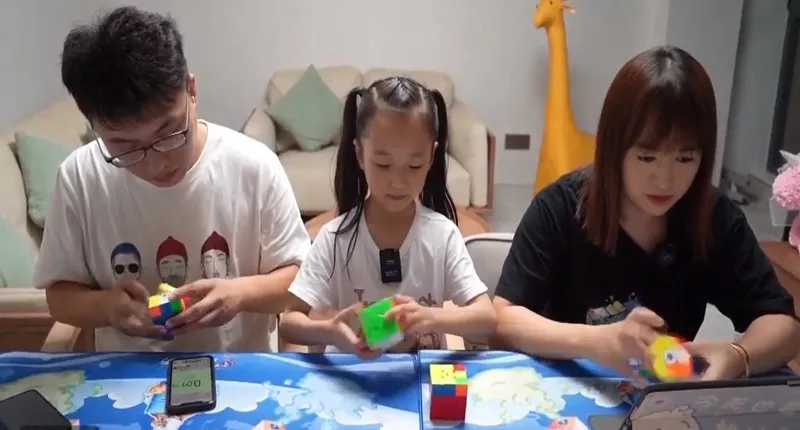 B&eacute; g&aacute;i 6 tuổi lập kỷ lục thế giới mới giải rubik - Ảnh 1.