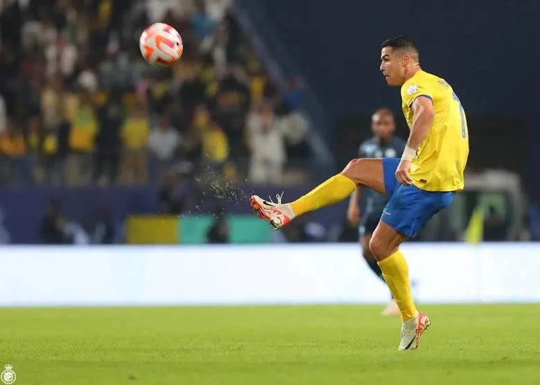 Ronaldo lập siêu phẩm lốp bóng, Al Nassr tiến sát ngôi đầu - Ảnh 2. Ronaldo lập siêu phẩm lốp bóng, Al Nassr tiến sát ngôi đầu - Ảnh 2.
