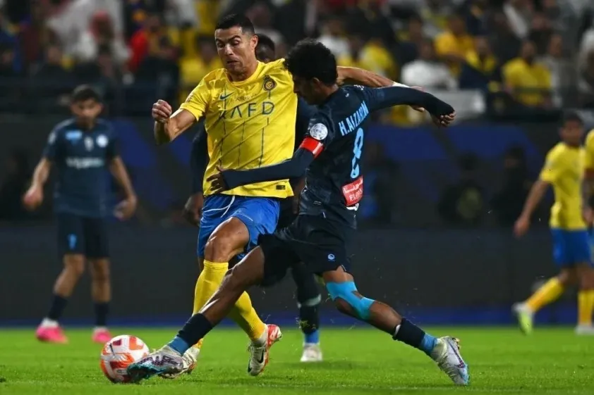 Ronaldo lập siêu phẩm lốp bóng, Al Nassr tiến sát ngôi đầu - Ảnh 1. Ronaldo lập siêu phẩm lốp bóng, Al Nassr tiến sát ngôi đầu - Ảnh 1.