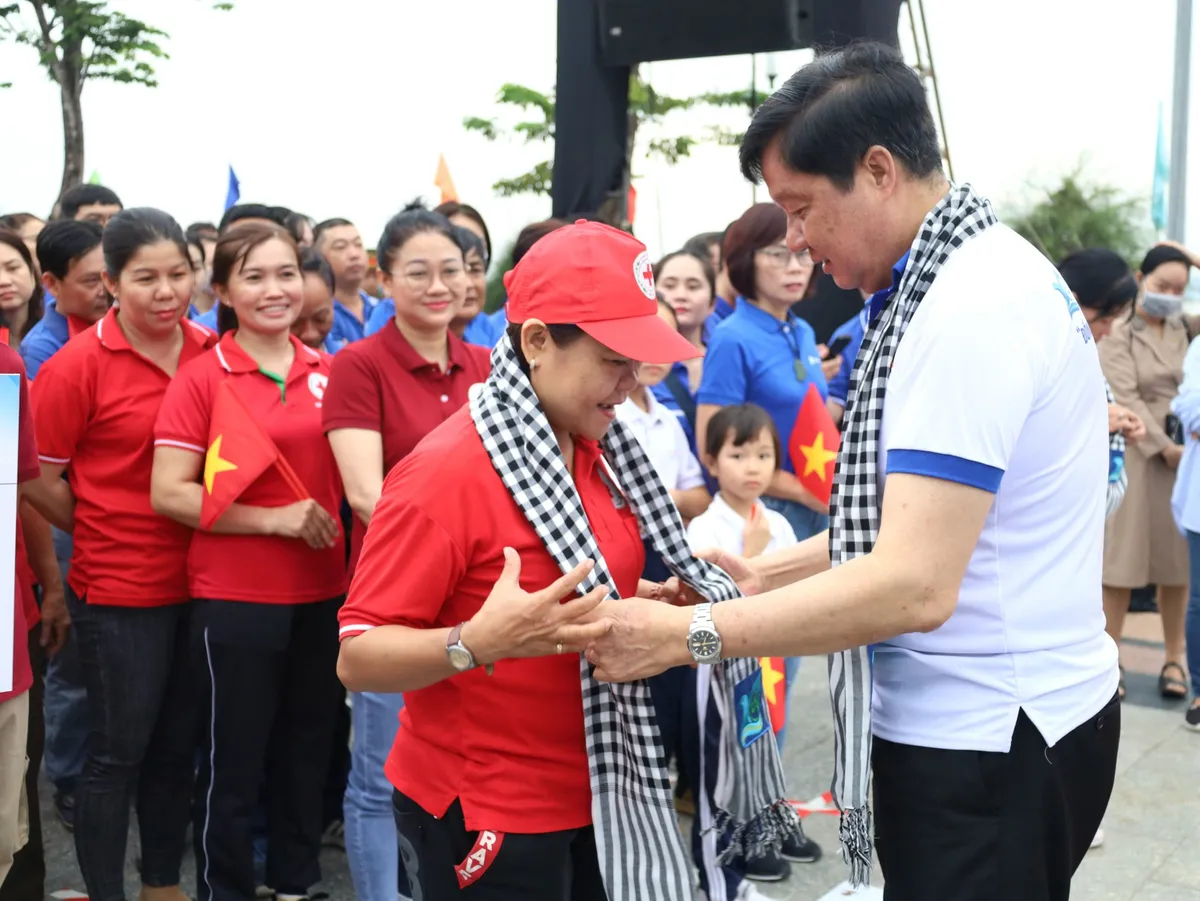 5.000 người đi bộ đồng h&agrave;nh v&igrave; người ngh&egrave;o ở Cần Thơ - Ảnh 6.