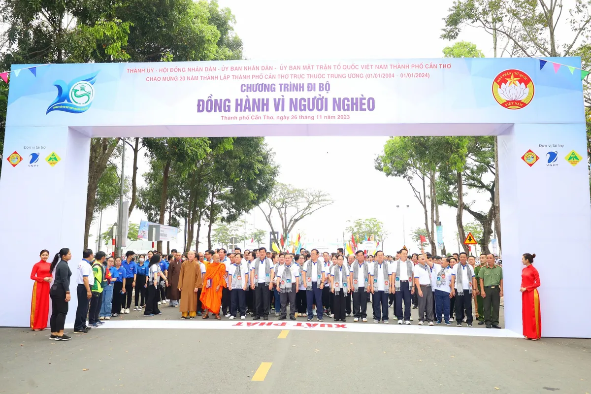 5.000 người đi bộ đồng h&agrave;nh v&igrave; người ngh&egrave;o ở Cần Thơ - Ảnh 2.