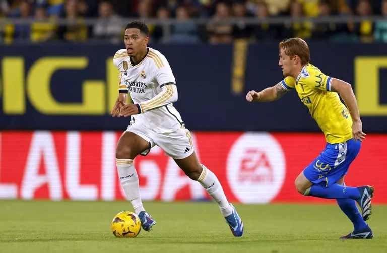 Bellingham ghi bàn, Real Madrid trở lại ngôi đầu bảng La Liga - Ảnh 1. Bellingham ghi bàn, Real Madrid trở lại ngôi đầu bảng La Liga - Ảnh 1.