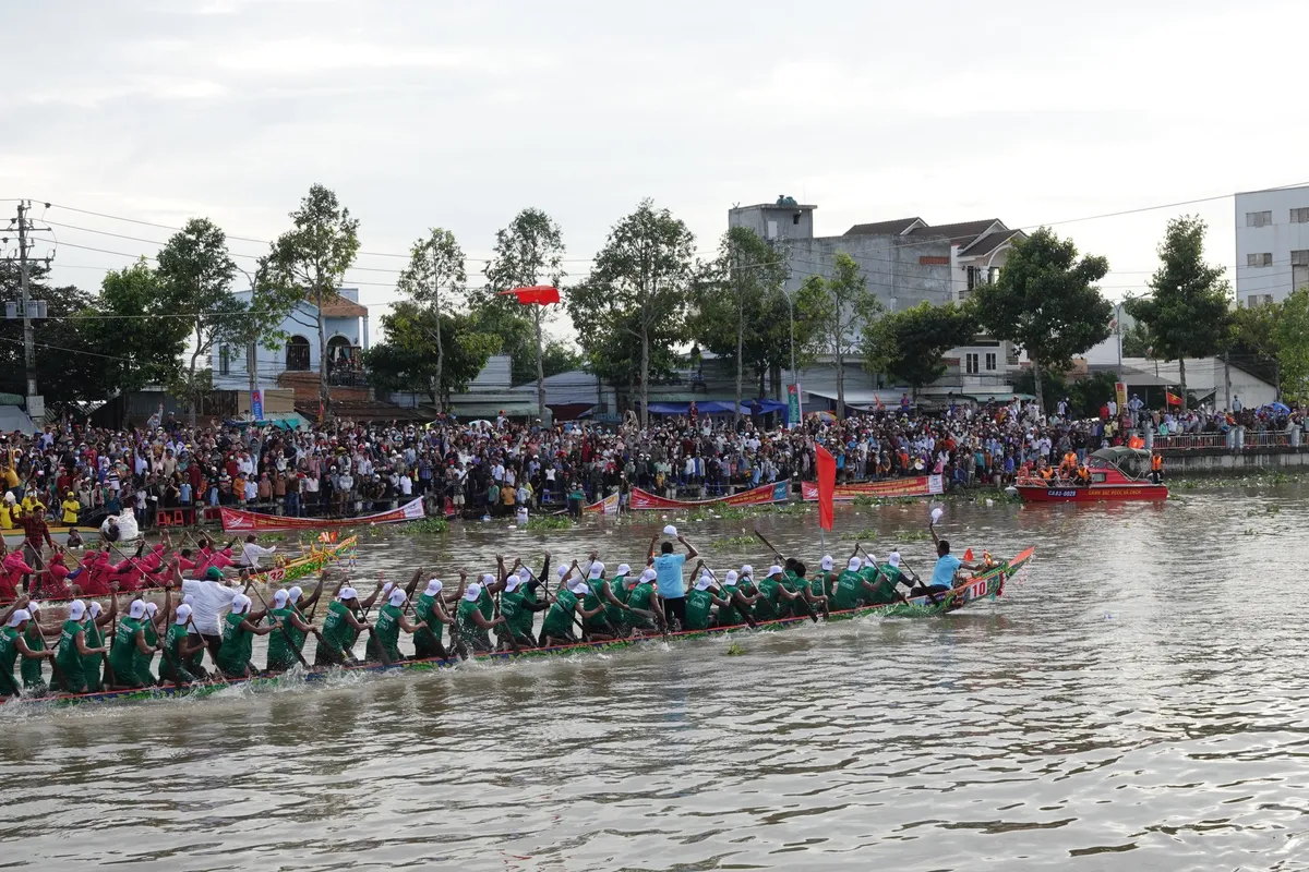 Bế mạc giải đua ghe Ngo sôi nổi tại Sóc Trăng - Ảnh 3.