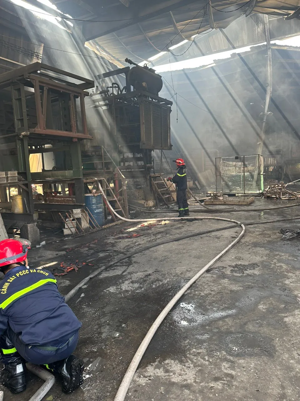 Khống chế th&agrave;nh c&ocirc;ng đ&aacute;m ch&aacute;y trong c&ocirc;ng ty m&uacute;t xốp ở B&igrave;nh Dương - Ảnh 1.