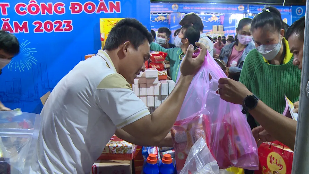 Hàng trăm tỉ đồng hỗ trợ công nhân khó khăn ở Bình Dương - Ảnh 1.