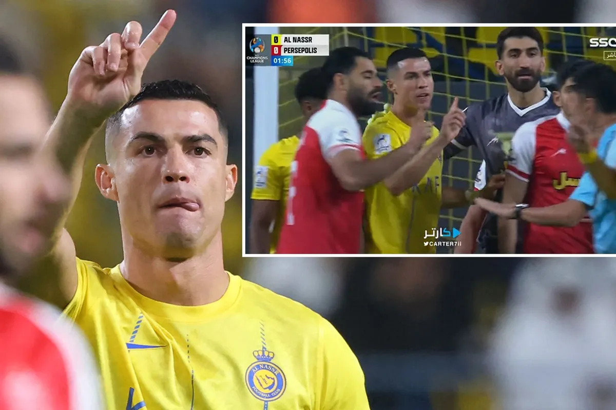 Ronaldo xin trọng tài không thổi penalty đối thủ - Ảnh 1. Ronaldo xin trọng tài không thổi penalty đối thủ - Ảnh 1.
