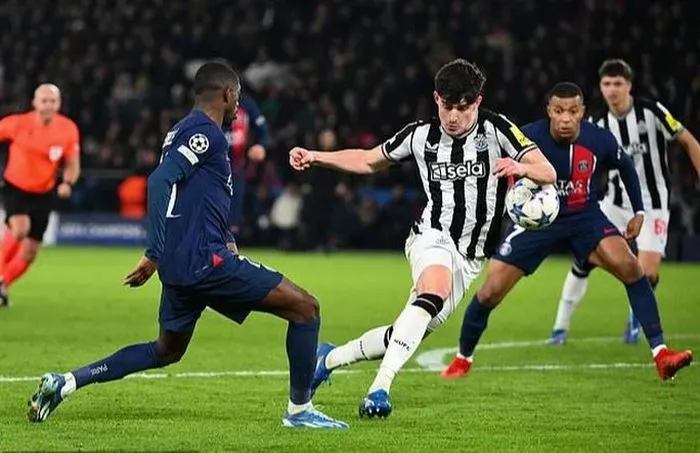 Pha thổi phạt đền gây tranh cãi trong trận Newcastle gặp PSG - Ảnh 1. Pha thổi phạt đền gây tranh cãi trong trận Newcastle gặp PSG - Ảnh 1.