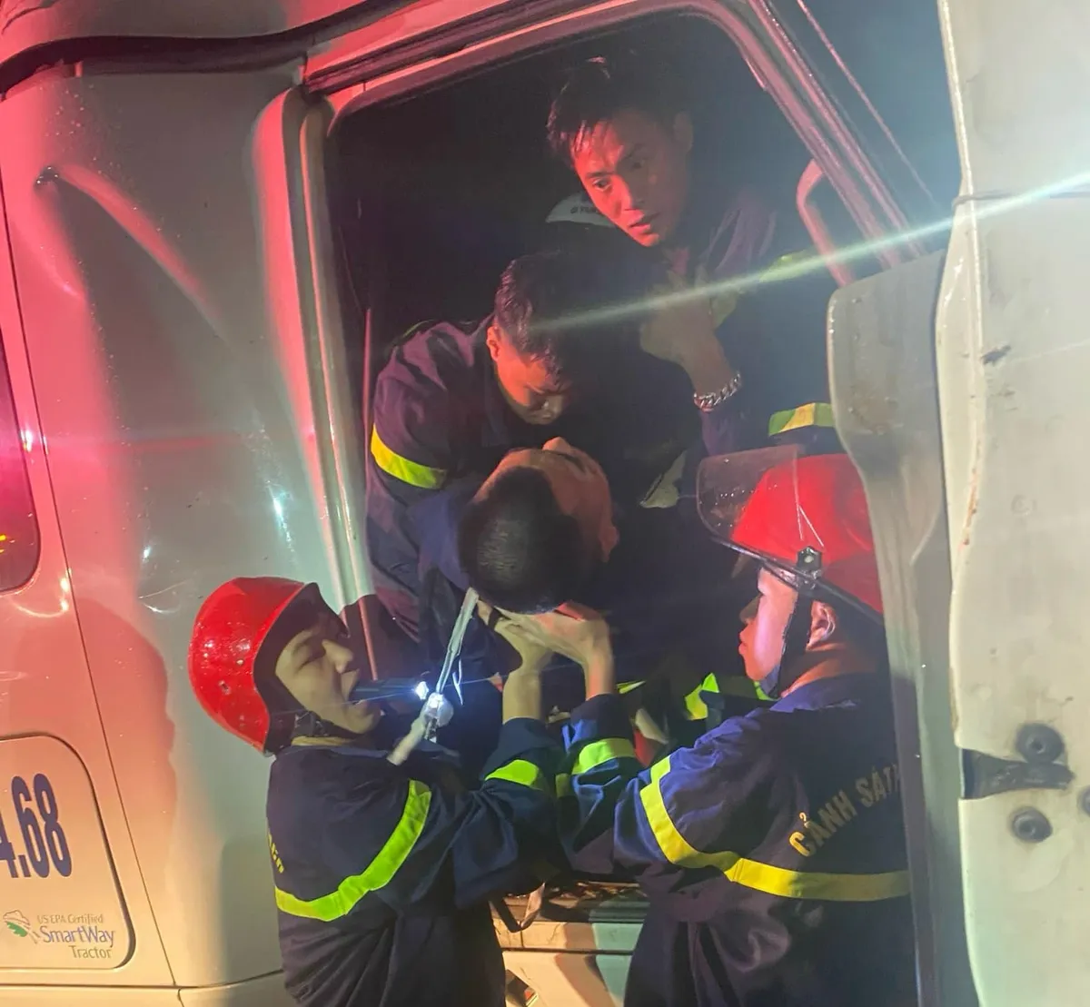 Giải cứu t&agrave;i xế mắc kẹt trong cabin - Ảnh 1.