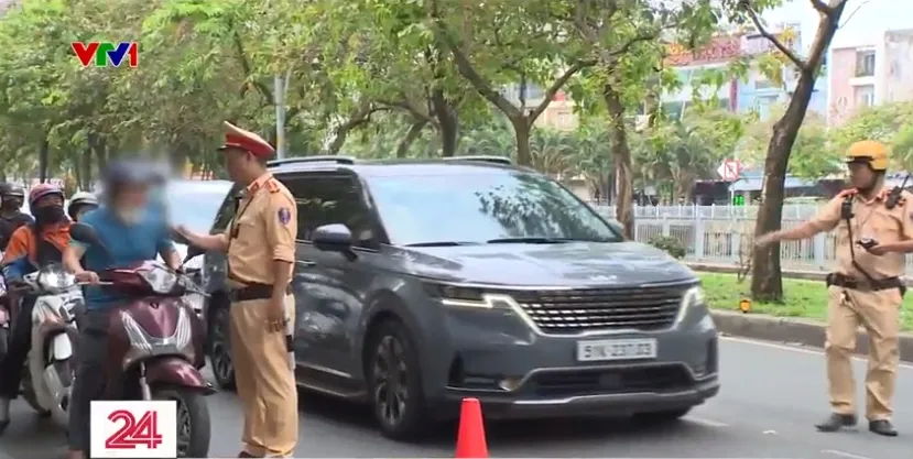 TP Hồ Ch&iacute; Minh kiểm tra nồng độ cồn v&agrave;o ban ng&agrave;y - Ảnh 2.