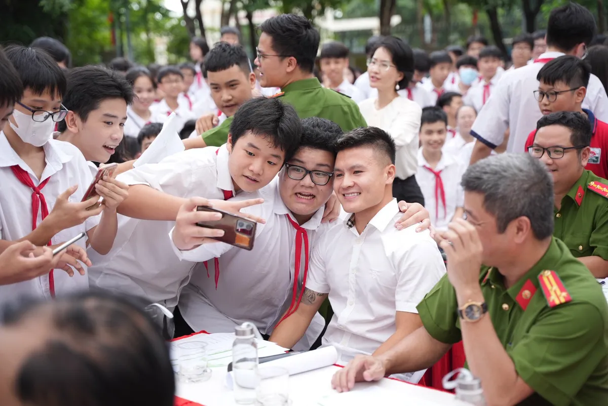 Cầu thủ Quang Hải lan tỏa thông điệp Hãy nói không với ma túy tới các em học sinh - Ảnh 1.