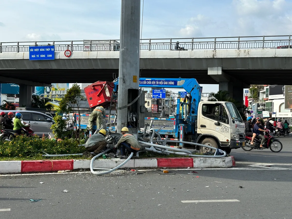 Rơi gi&agrave;n đ&egrave;n chiếu s&aacute;ng ở TP Hồ Ch&iacute; Minh, một người bị thương - Ảnh 1.